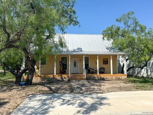 Exterior, Facade, Farmhouse