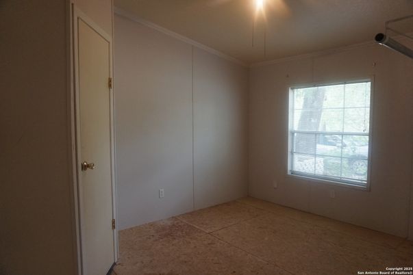 Empty room, Interior