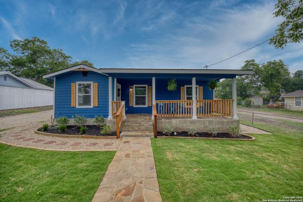 Exterior, Facade, Ranch