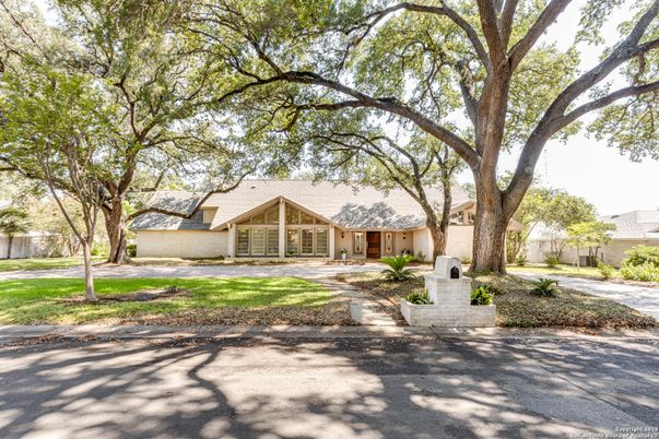 Exterior, Facade, Ranch