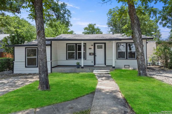 Exterior, Facade, Ranch