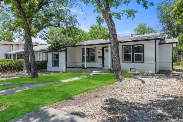 Exterior, Facade, Ranch