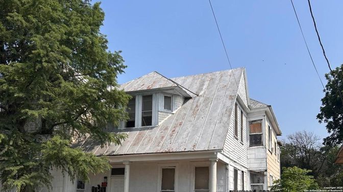 Exterior, Facade, Queen Anne Victorian