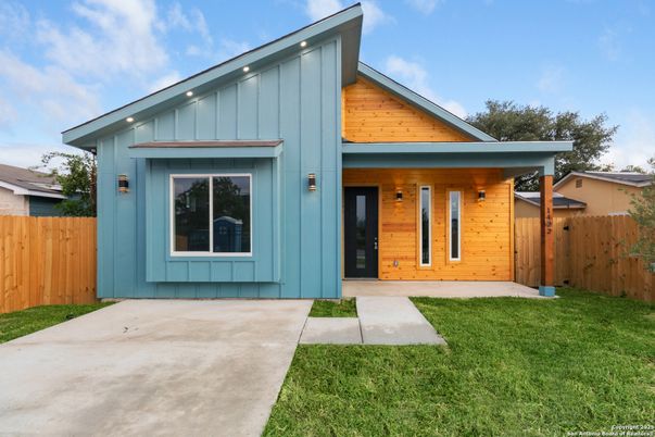 Exterior, Facade, Modern