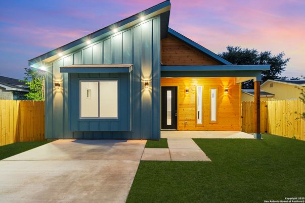 Exterior, Facade, Modern