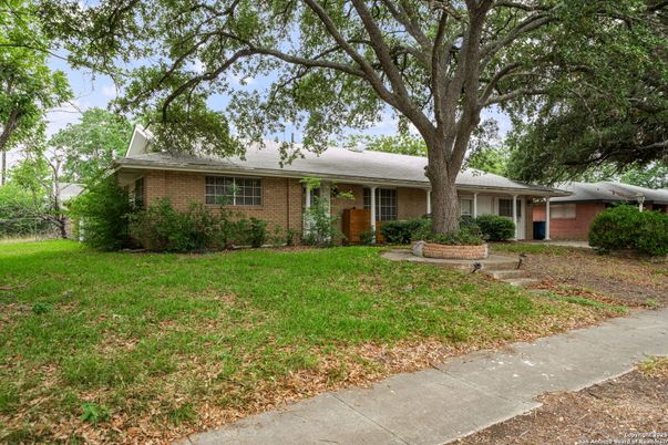 Exterior, Facade, Brick Facade, Ranch