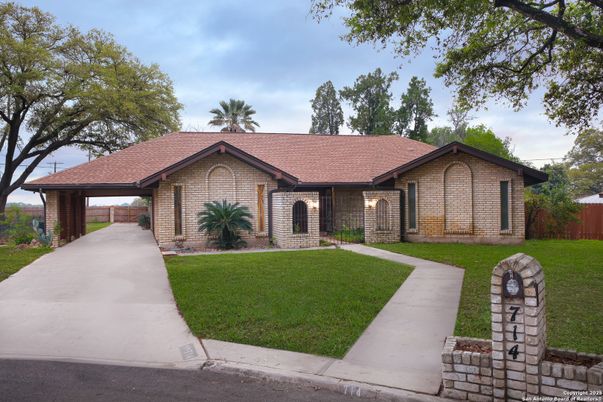Backyard, Exterior, Facade, Brick Facade, Ranch