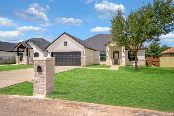 Attached, Exterior, Facade, Ranch