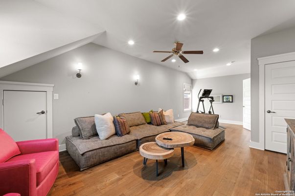 Fitness Equipment, Interior, Living room, Recessed Lighting, Wood Texture Flooring
