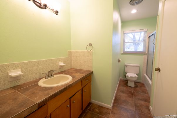 Bathroom, Interior, Recessed Lighting, Tile Countertops