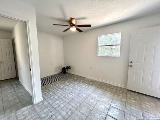 Empty room, Interior