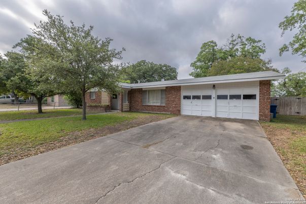 Attached, Exterior, Facade, Brick Facade, Ranch