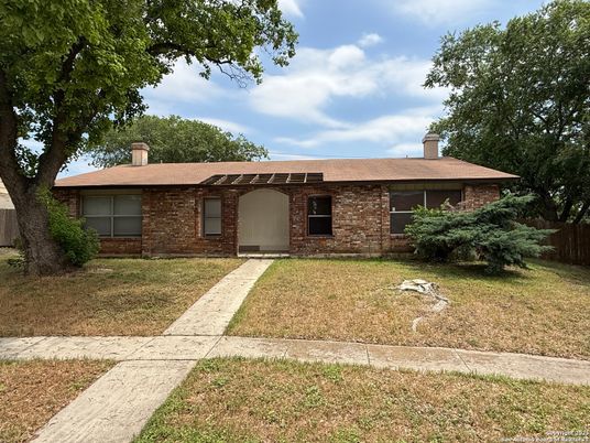 Exterior, Facade, Brick Facade, Ranch