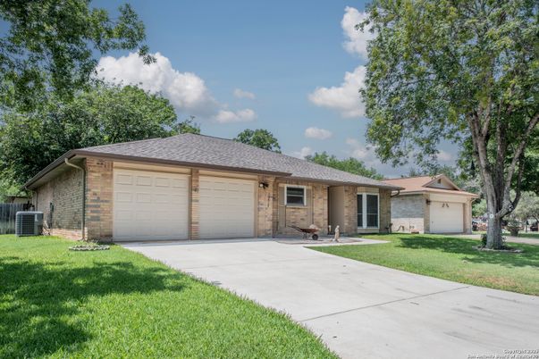 Attached, Exterior, Facade, Brick Facade, Ranch