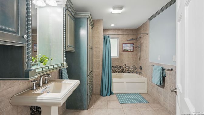 Bathroom, Interior, Recessed Lighting