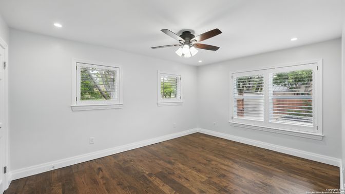 Empty room, Interior, Recessed Lighting, Wood Texture Flooring