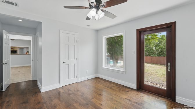 Empty room, Interior, Recessed Lighting, Wood Texture Flooring
