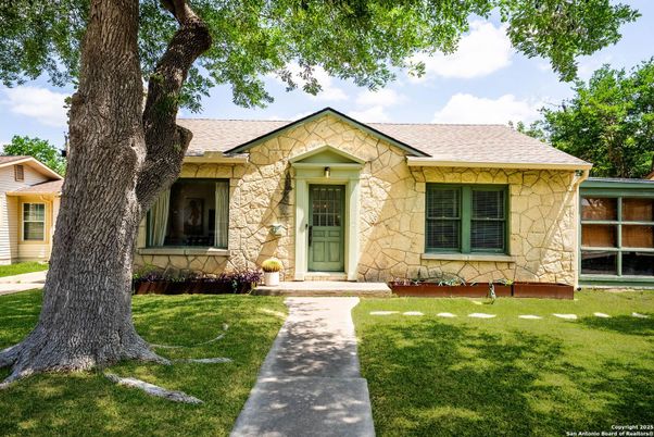 Exterior, Facade, Ranch