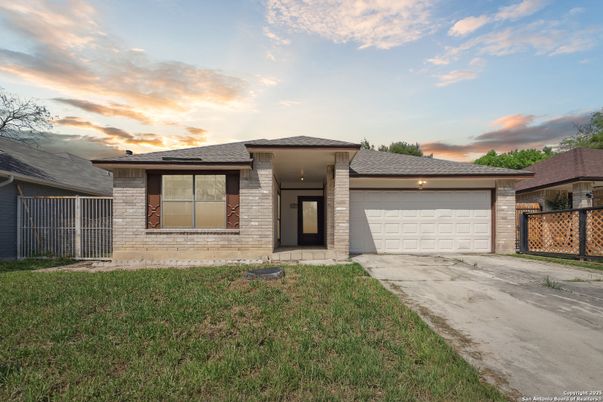 Attached, Exterior, Facade, Ranch
