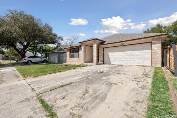 Attached, Exterior, Facade, Brick Facade, Ranch