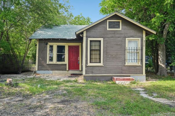 Exterior, Facade, Ranch