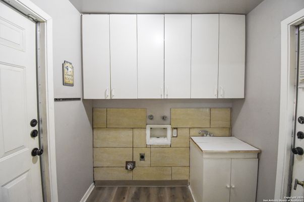 Interior, Washer, Wood Texture Flooring