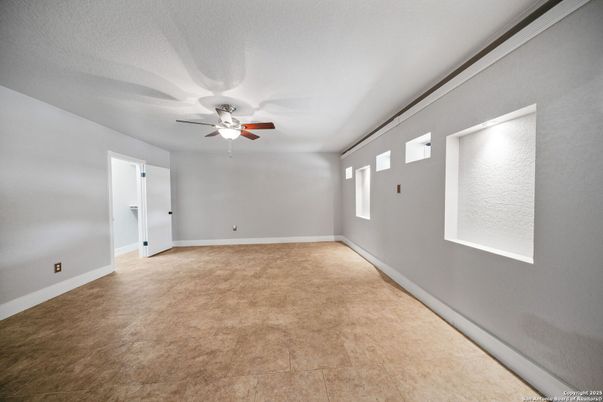 Empty room, Interior