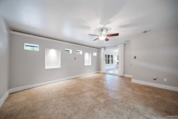 Empty room, Interior