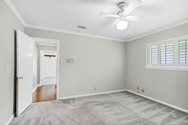 Empty room, Interior