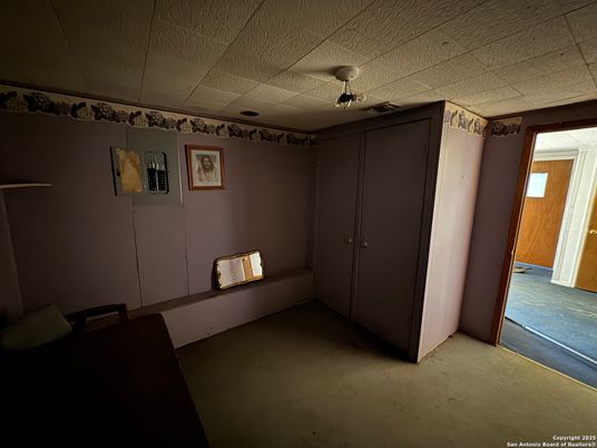 Empty room, Interior