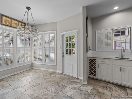 Chandelier, Empty room, Interior, Pendant Lights, Recessed Lighting