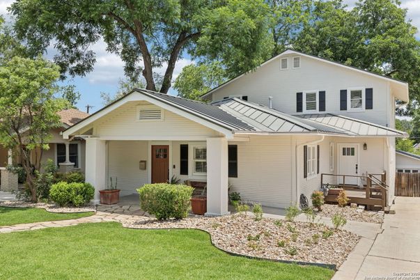 Exterior, Facade, Farmhouse