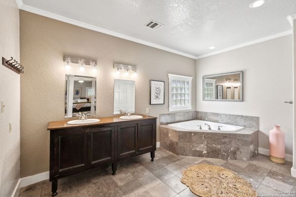 Bathroom, Dual Sink Vanities, Interior, Recessed Lighting