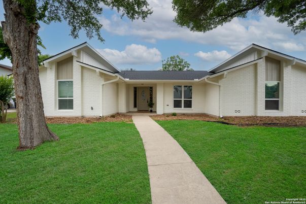 Exterior, Facade, Ranch