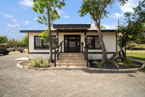 Exterior, Facade, Modern