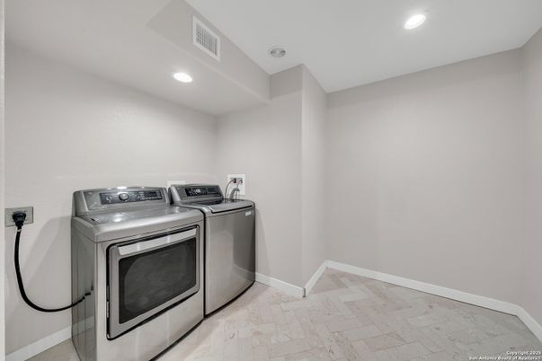 Interior, Recessed Lighting, Washer, Wood Texture Flooring