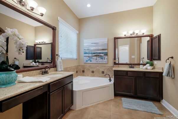 Bathroom, Dual Sink Vanities, Interior, Recessed Lighting