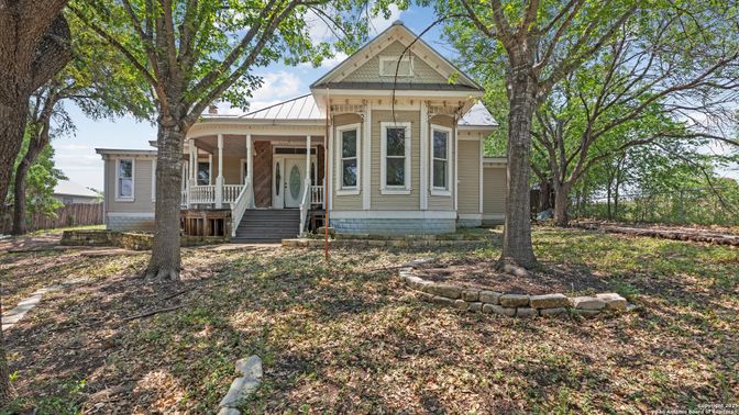Exterior, Facade, Queen Anne Victorian