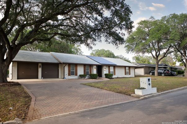 Attached, Exterior, Facade, Ranch