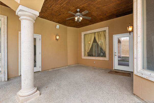 Empty room, Exterior