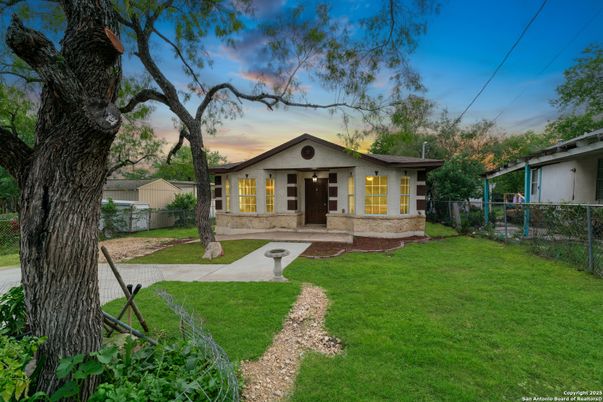Backyard, Exterior, Facade, Ranch