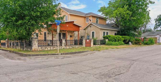 Exterior, Facade, American Foursquare