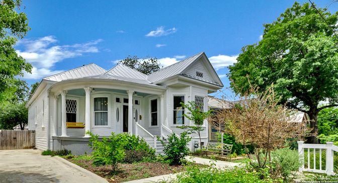 Exterior, Facade, Queen Anne Victorian