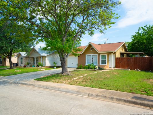 Attached, Exterior, Facade, Ranch