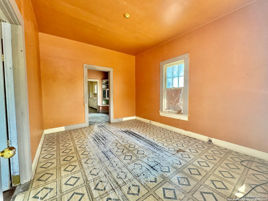 Empty room, Interior