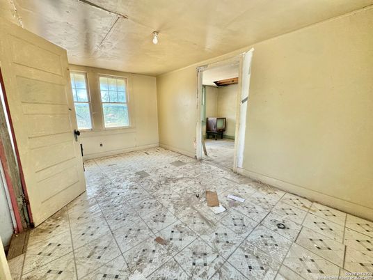 Empty room, Interior