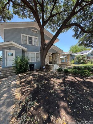 Exterior, Facade, American Foursquare
