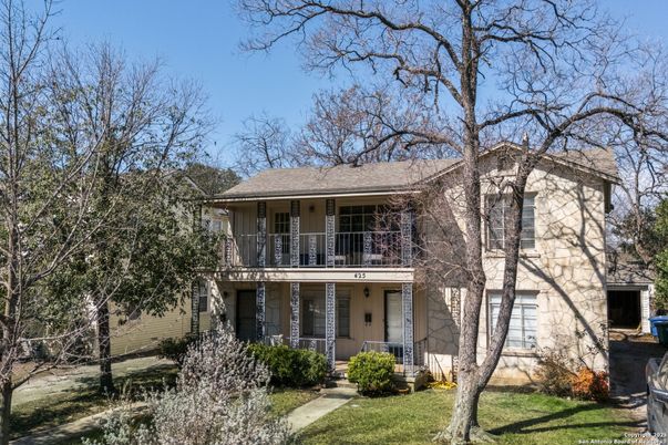 Exterior, Facade, Split Level
