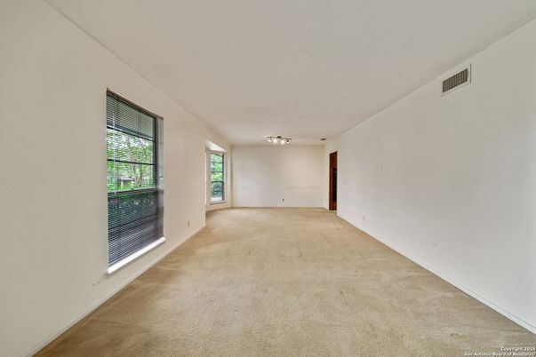 Empty room, Interior