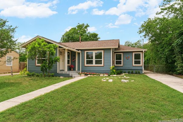 Backyard, Exterior, Facade, Ranch